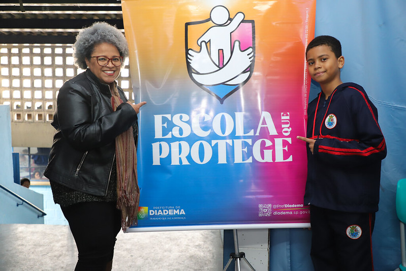 A vice-prefeita Patty Ferreira e o integrante do grêmio Curumim, Enzo Souza Teodoro
