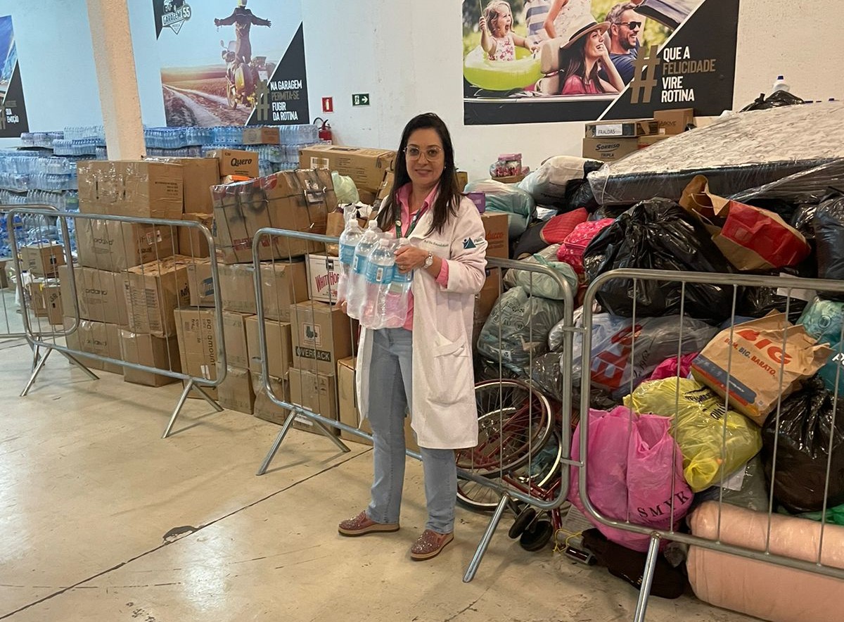 Fernanda Benetti, pró-reitora adjunta de extensão na FMABC, apresenta as doações arrecadadas pela campanha