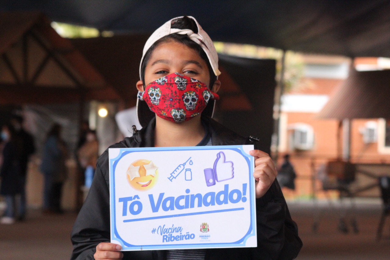 Adolescentes registraram o momento com as plaquinhas comemorativas no Complexo Ayrton Senna. Crédito: Gustavo Dias