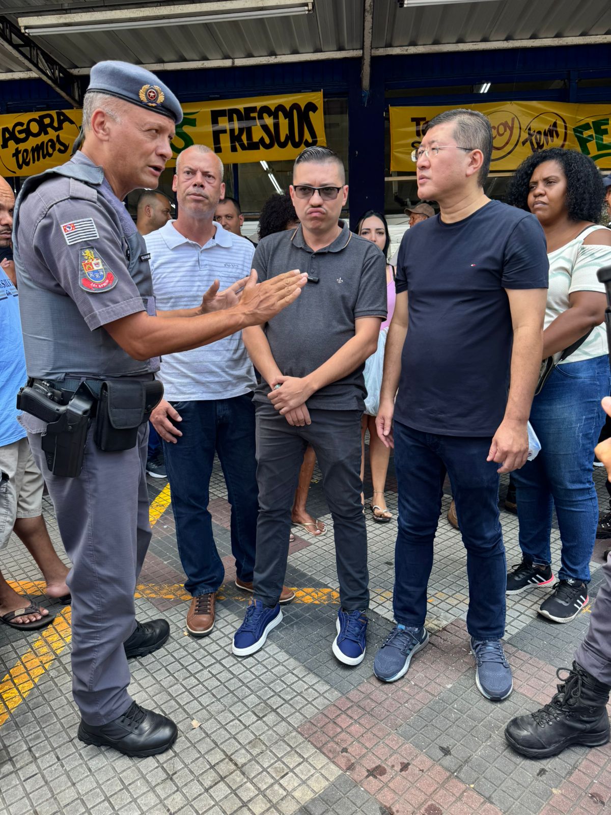 Legenda: Prefeito Taka Yamauchi conversa com o Tenente Coronel Ullmann da Polícia Militar