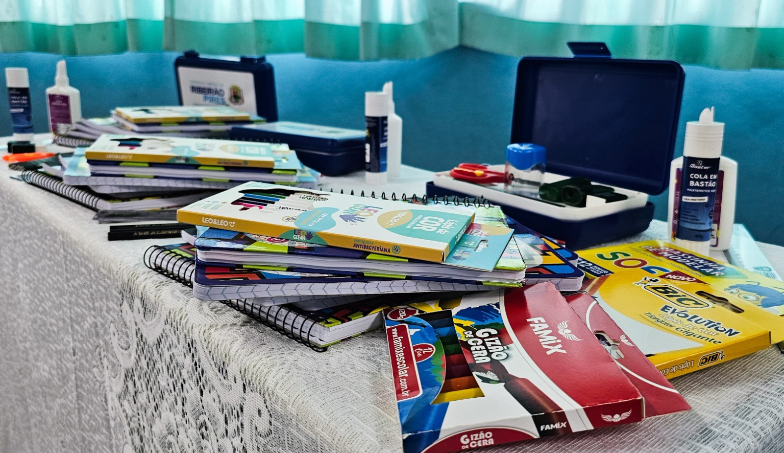 Nesta semana de volta às aulas, estudantes recebem os kits, compostos por itens que atendem cada etapa do aprendizado Foto: Divulgação/PMETRP