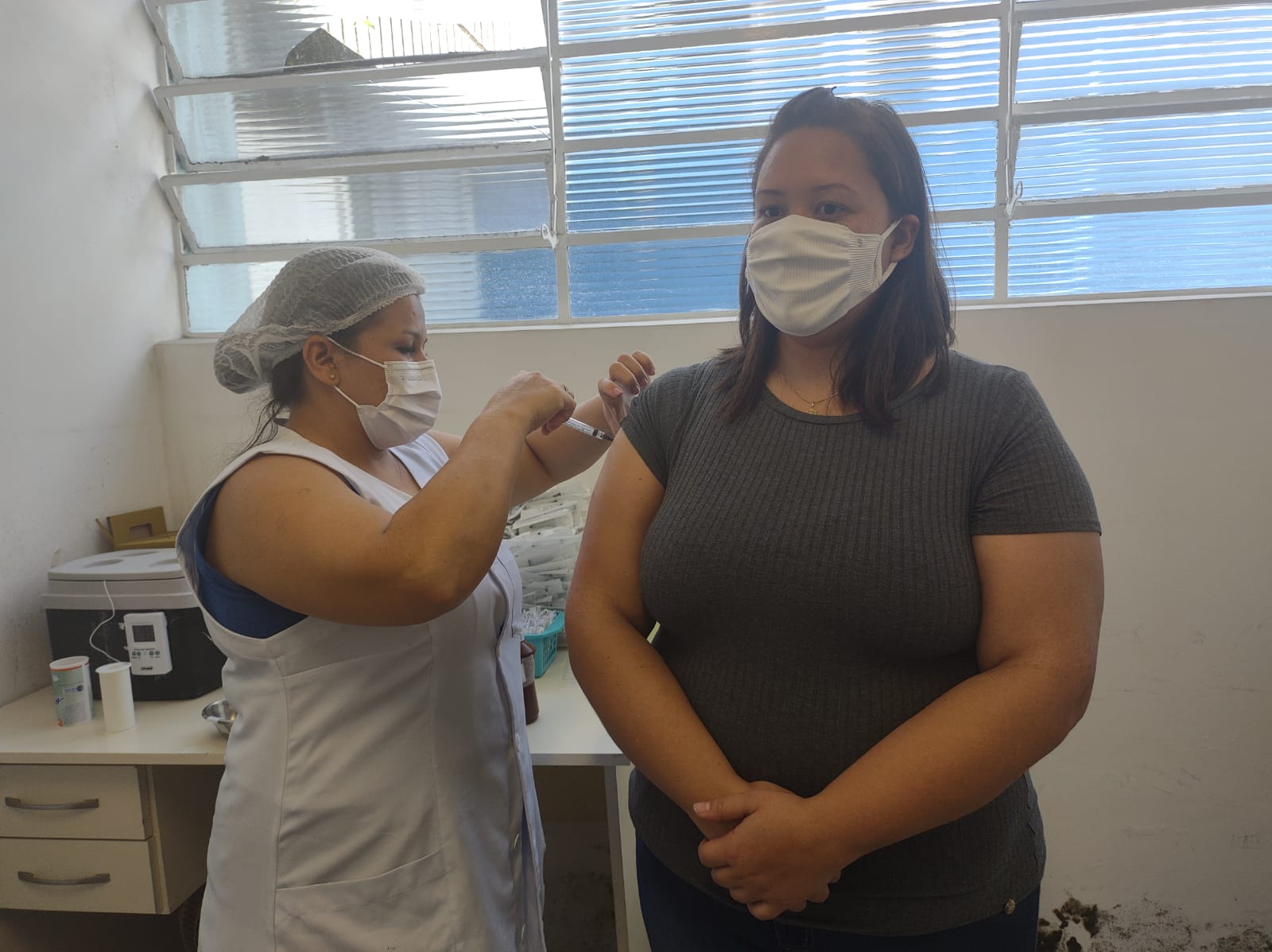 A vacina contra a Covid -19 também estará disponível, sendo a 4ª dose para pessoas com 30 anos ou mais