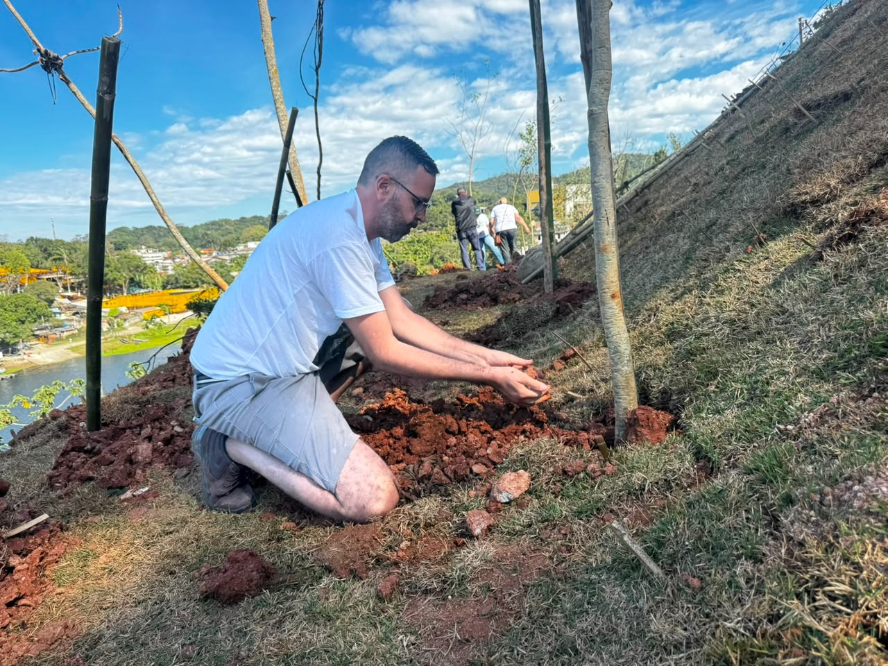 Santo André refloresta área degradada no Parque Miami