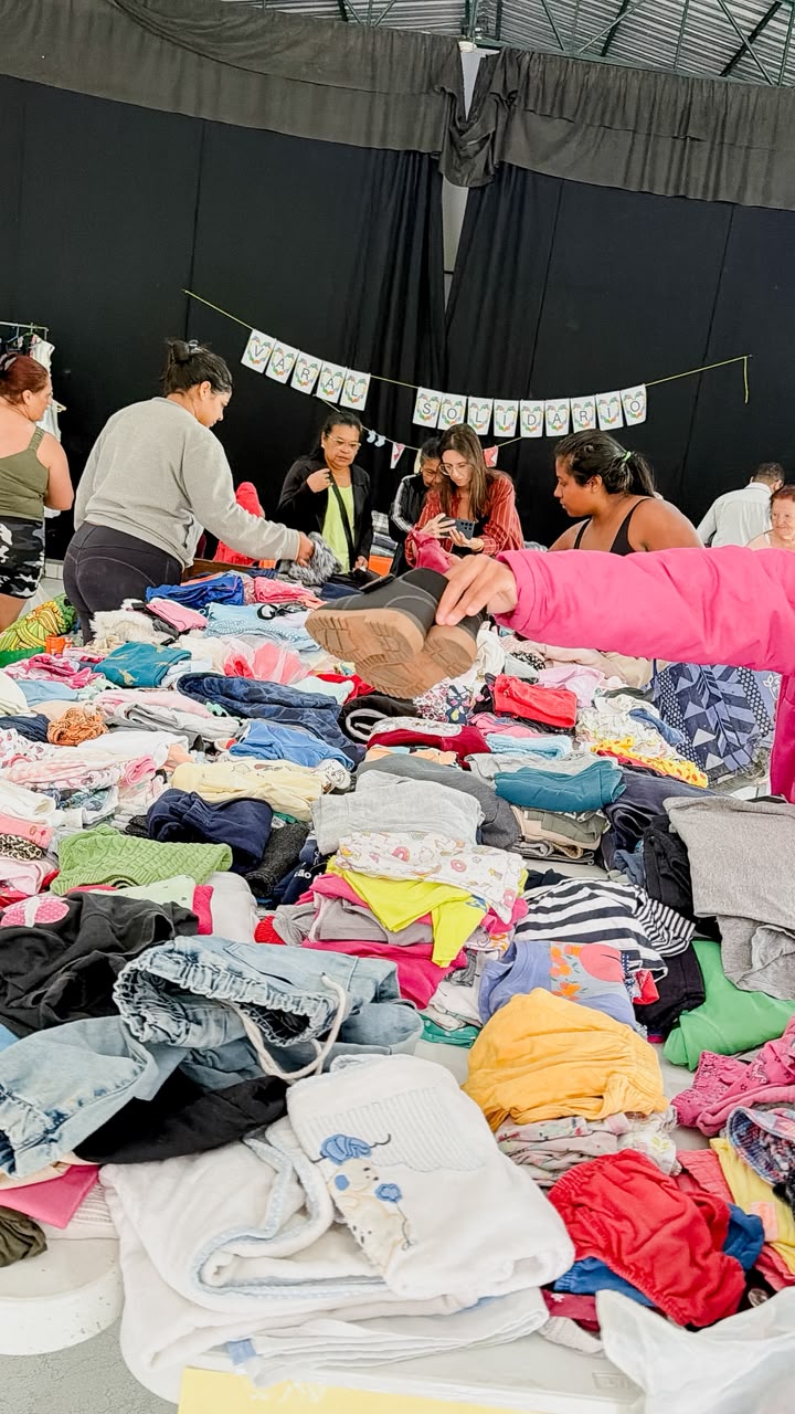 Em São Bernardo, Fundo Social cria 'Cabide Solidário Itinerante' e leva bazar gratuito de roupas à comunidade no Pós-Balsa