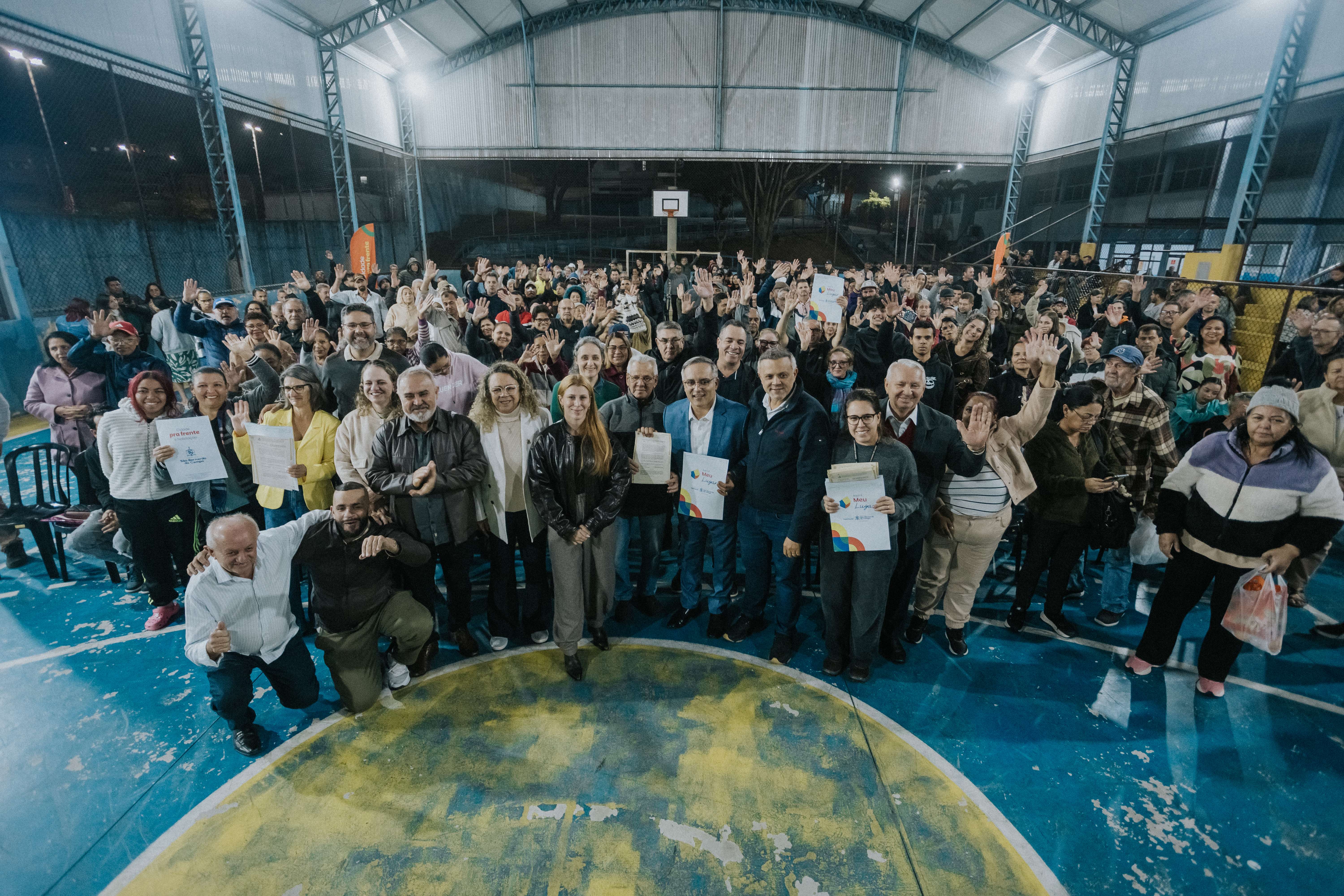 Entrega de escrituras pela gestão de São Bernardo contempla 447 famílias na Vila São Pedro e Nova Baeta
