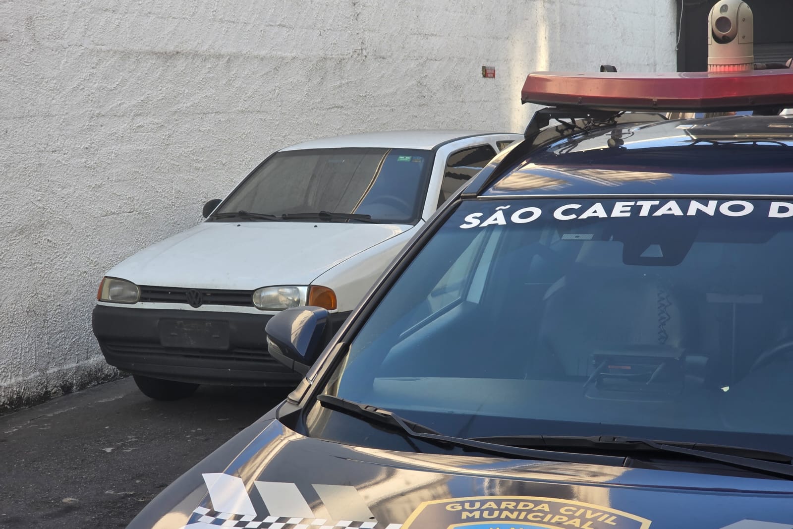 GCM prende homens que furtavam farmácia no Bairro Barcelona e recupera itens avaliados em R$ 130 mil