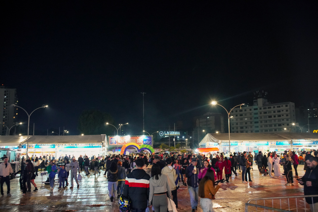 Com maior público da festa, Péricles agita terceira noite do Arraiá do Paço de São Bernardo