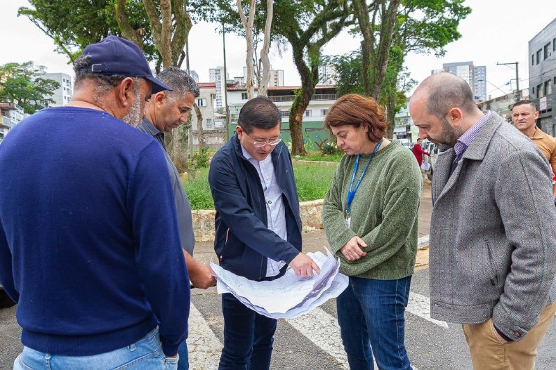 Prefeito Taka Yamauchi vistoria obras de revitalização da Praça da Mantiqueira