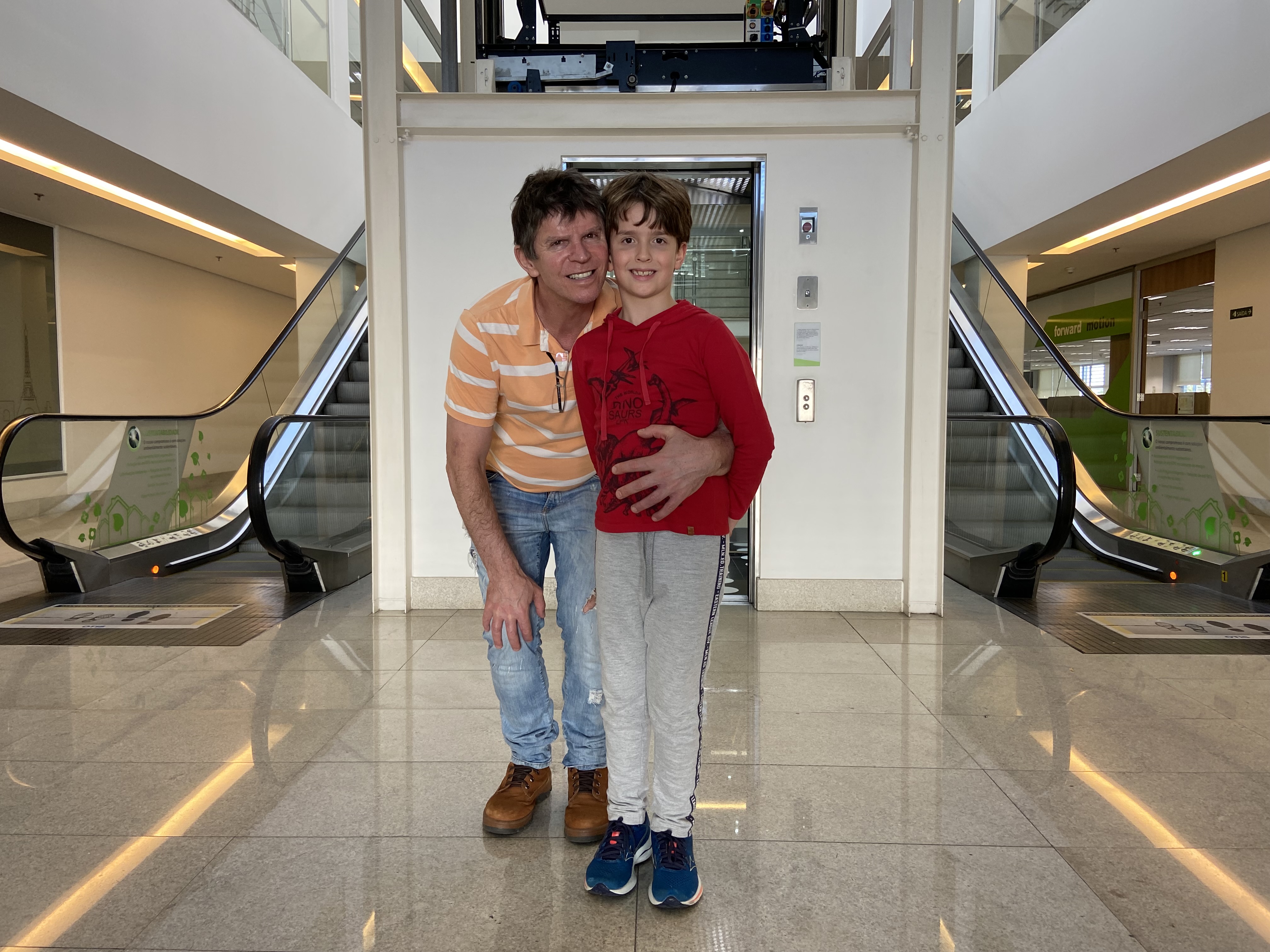 Foto: Alberto Alves e seu filho Breno Paschoal em visita à Otis