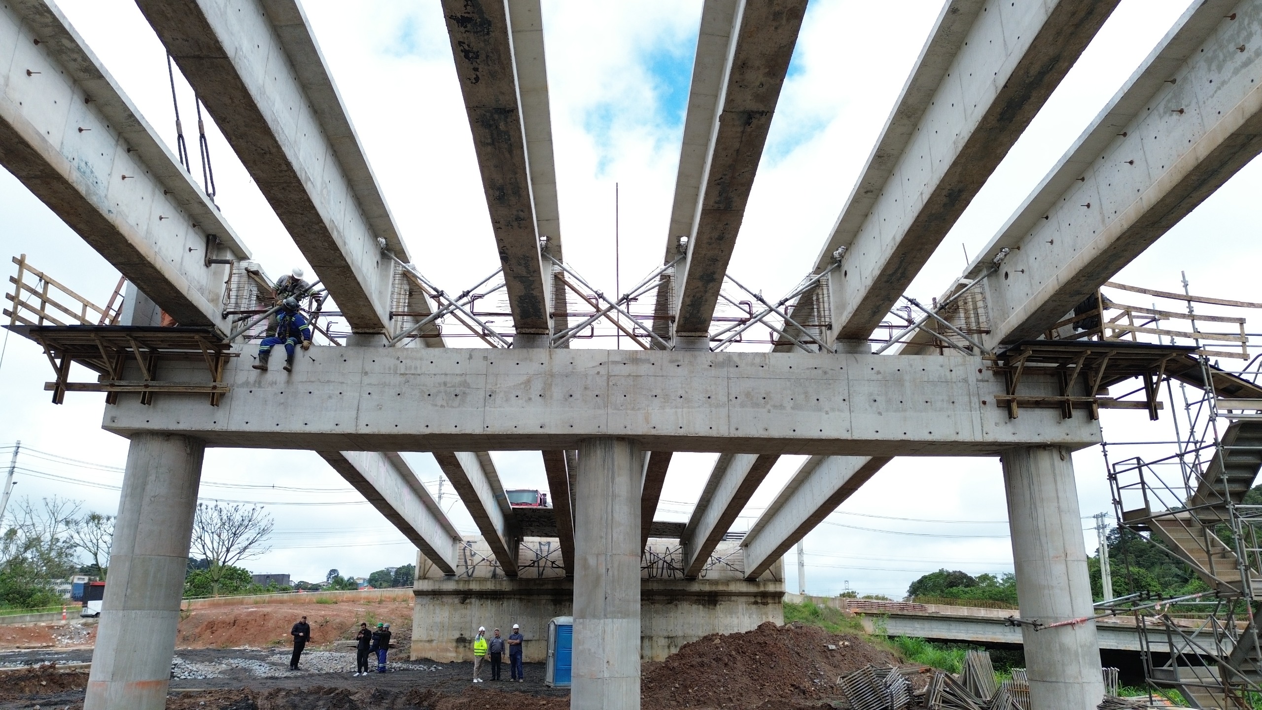 Viaduto Estaiado: Prefeitura concluiu içamento das 12 vigas da maior obra da história de Ribeirão Pires
