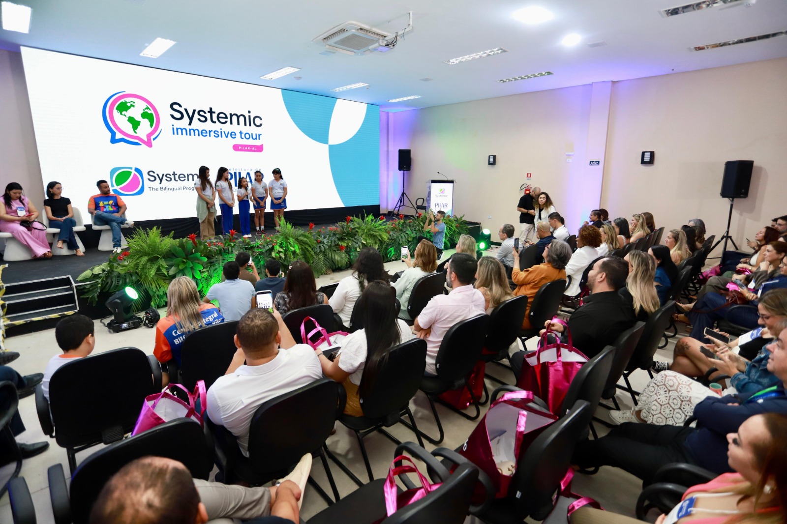 Gestores de quatro regiões do Brasil conhecem Escola Pública Bilíngue do Pilar