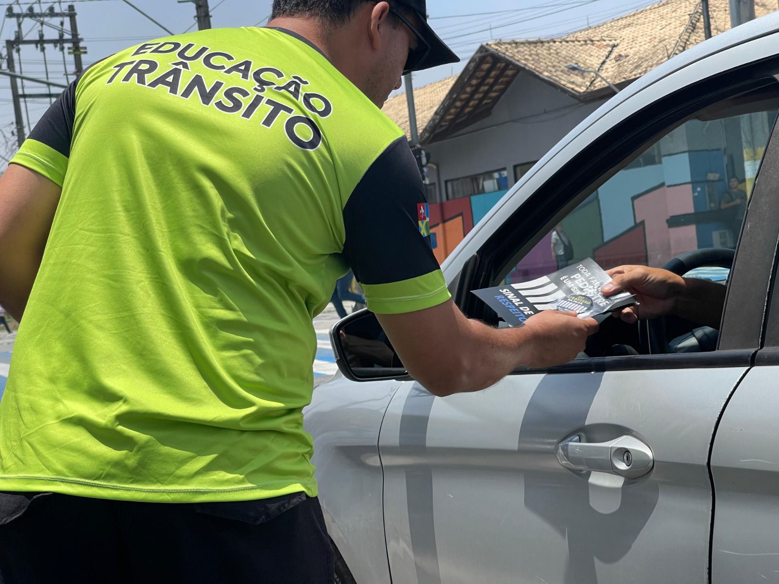 Nas ruas da cidade os agentes realizam entrega de materiais informativos e reforçam a conscientização no trânsito