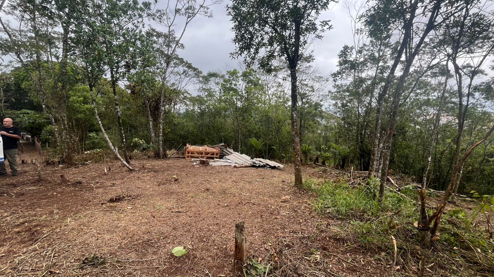 Prefeitura combate invasão de área ambiental no Jardim Santo André