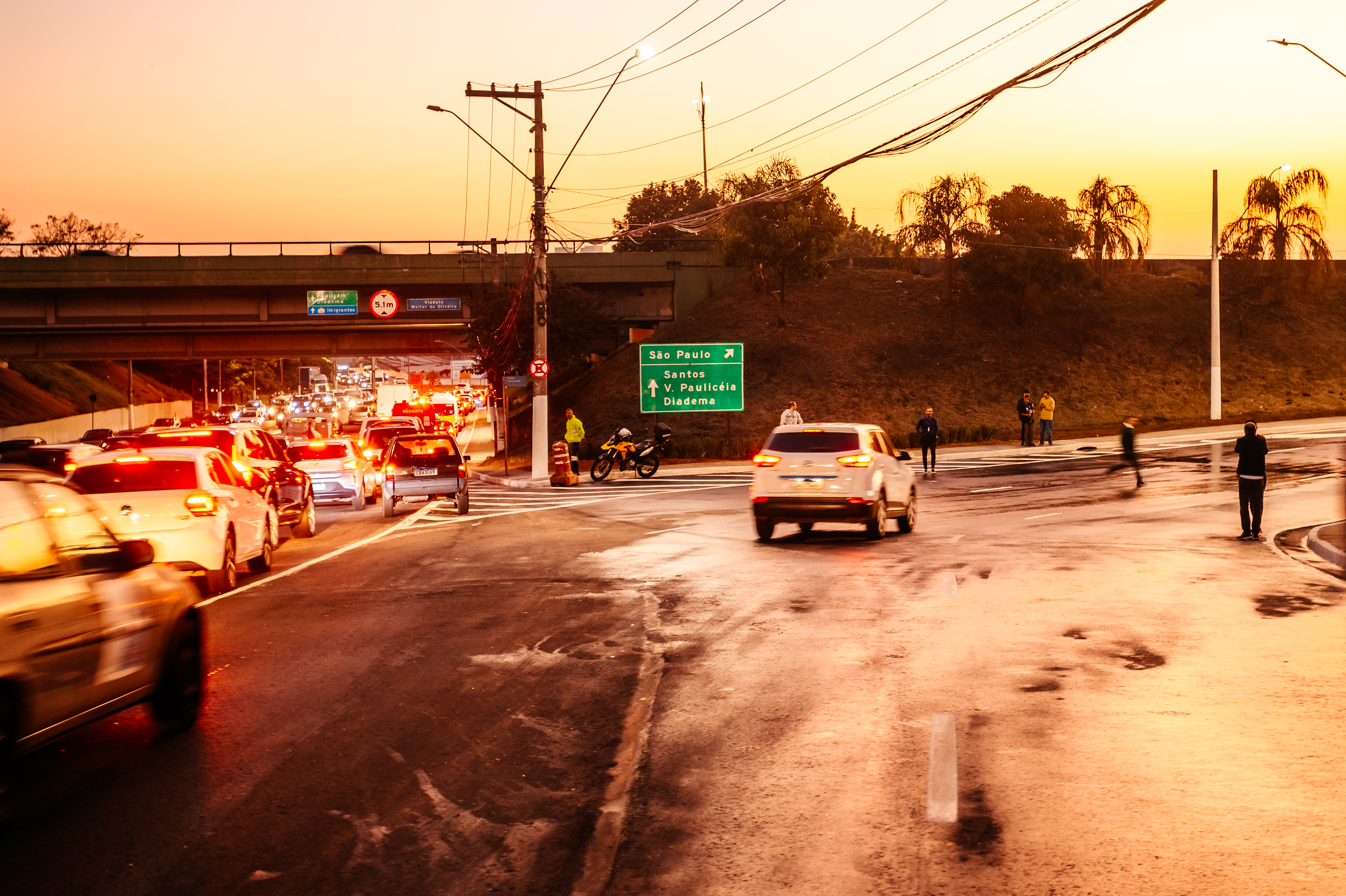 Entrega de obra viária na Av. Lions facilita mobilidade no acesso ao Km 16 da Anchieta