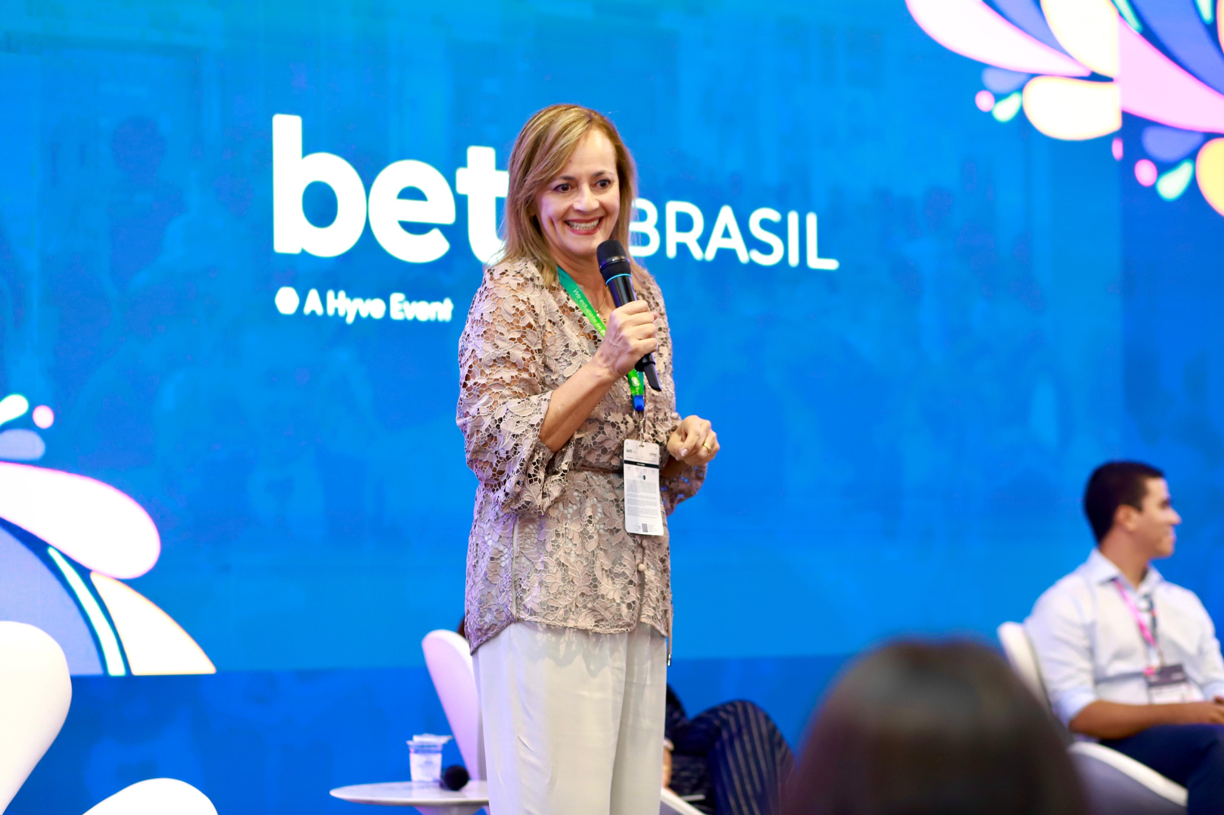 “Ensino bilíngue na rede pública requer decisão política”, afirma especialista durante Bett Brasil 2026
