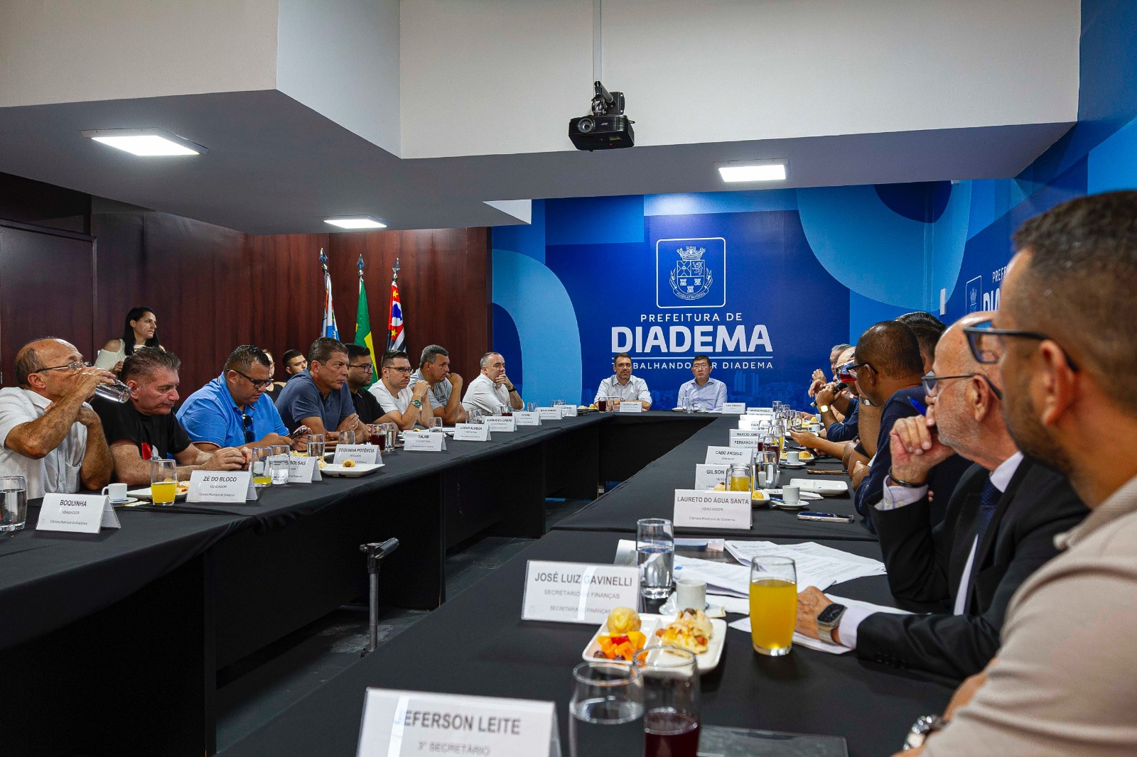 Prefeito Taka Yamauchi reúne vereadores e secretários para discutir Projeto de Lei do Refis e ações municipais