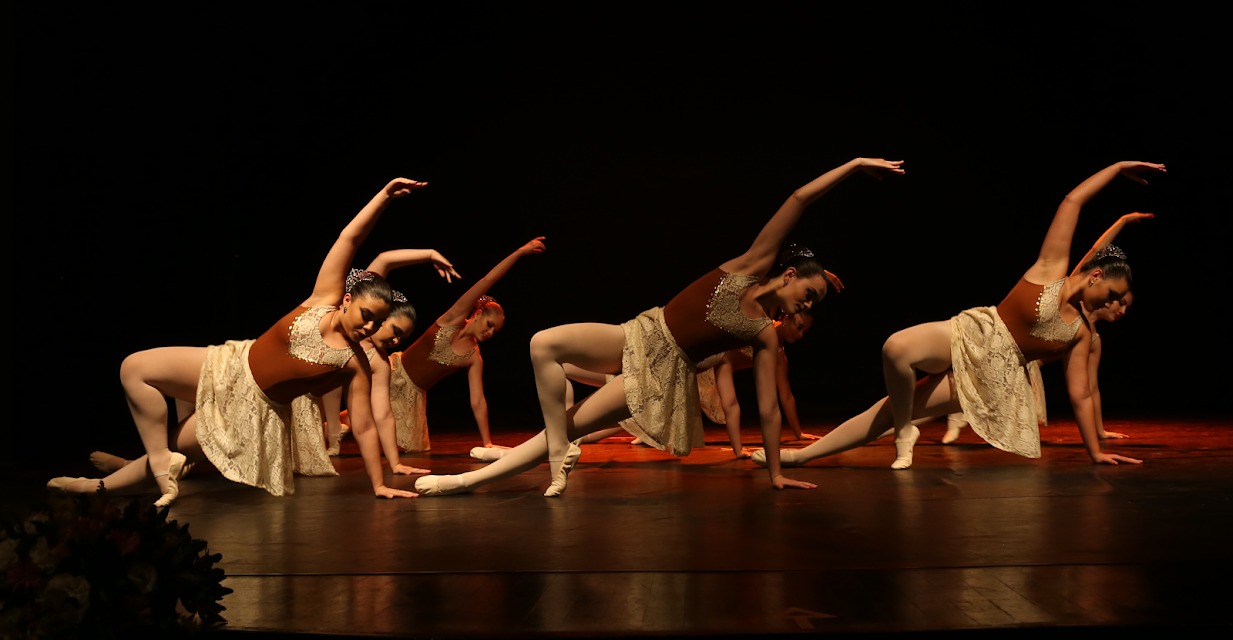 Momentos do espetáculo de dança das alunas da Escola Municipal de Bailado 'Laura Thomé' na formatura de 2021. ( Fotos: Regina Maria / Secult PMSCS)