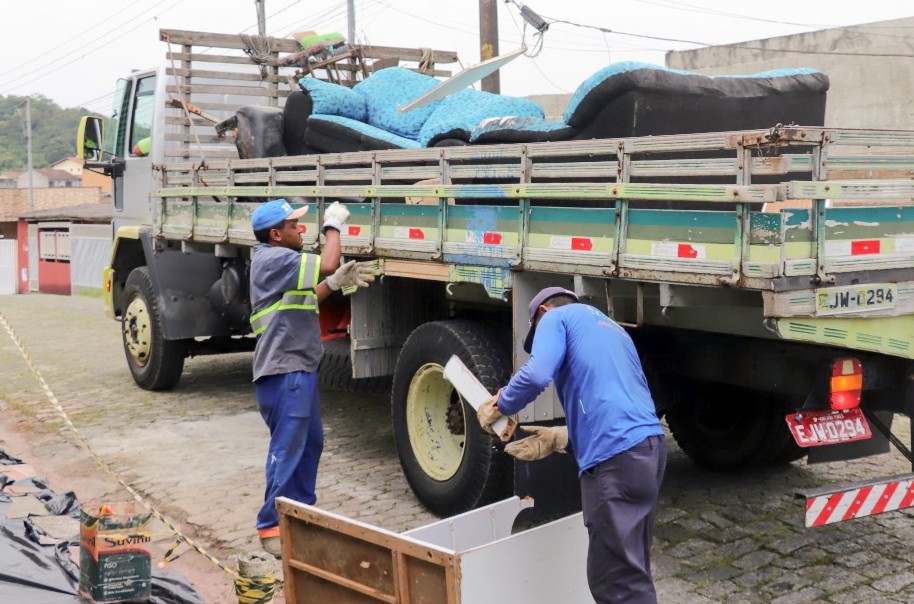 Equipes recolheram material descartado em mais de 30 ruas da cidade