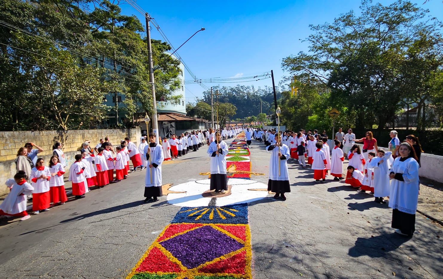 Solenidade contou com missa no Complexo Ayrton Senna, Benção Especial no Hospital São Lucas, passagem pelo tradicional tapete de serragem e adoração do Santíssimo na Vila do Doce.