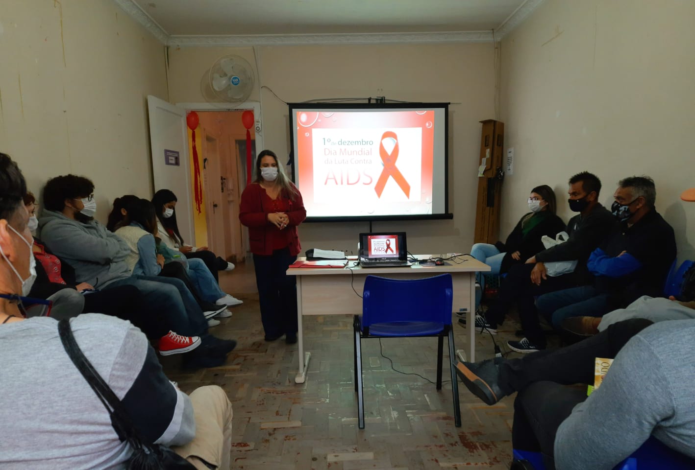 A palestra, ministrada pela enfermeira Angela Hungaro Ribeiro, ensinou aos usuários do CAPS sobre vários temas ligados a IST. Divulgação/PMETRP